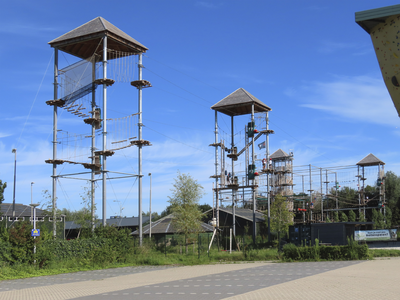 908237 Gezicht op het klimpark op het Klimcentrum Neoliet (Componistenlaan 6) in de wijk Leidsche Rijn te Utrecht.